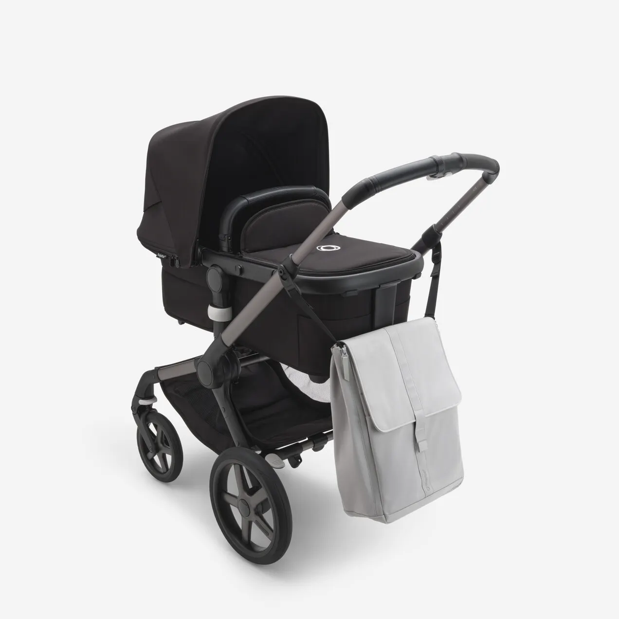 Bugaboo-fox5-bassinet-misty-grey-changing-backpack-100089019-02.jpg