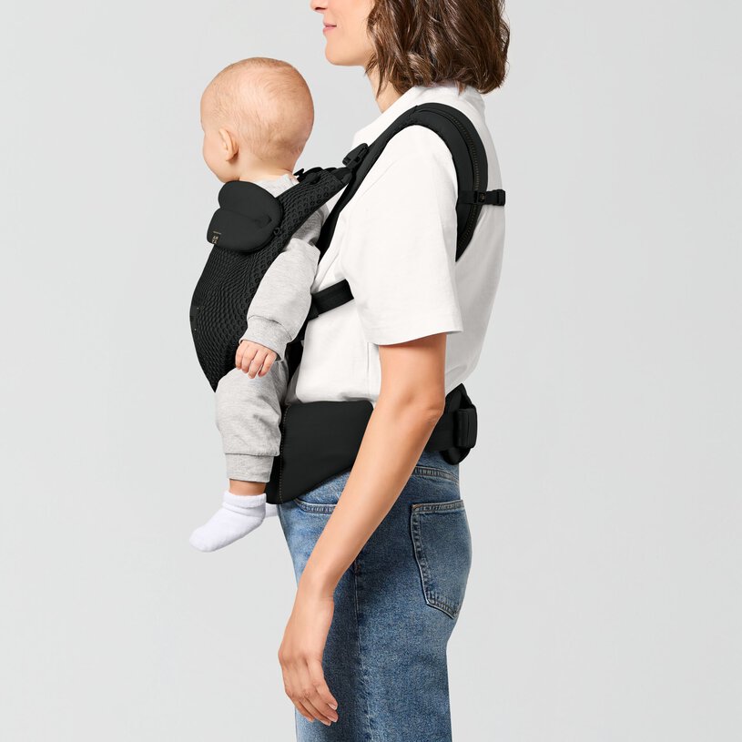 cyb_25_int_y090_amya_mgbl_frontcarrying_child_worldfacing_19abfcaf27a44870